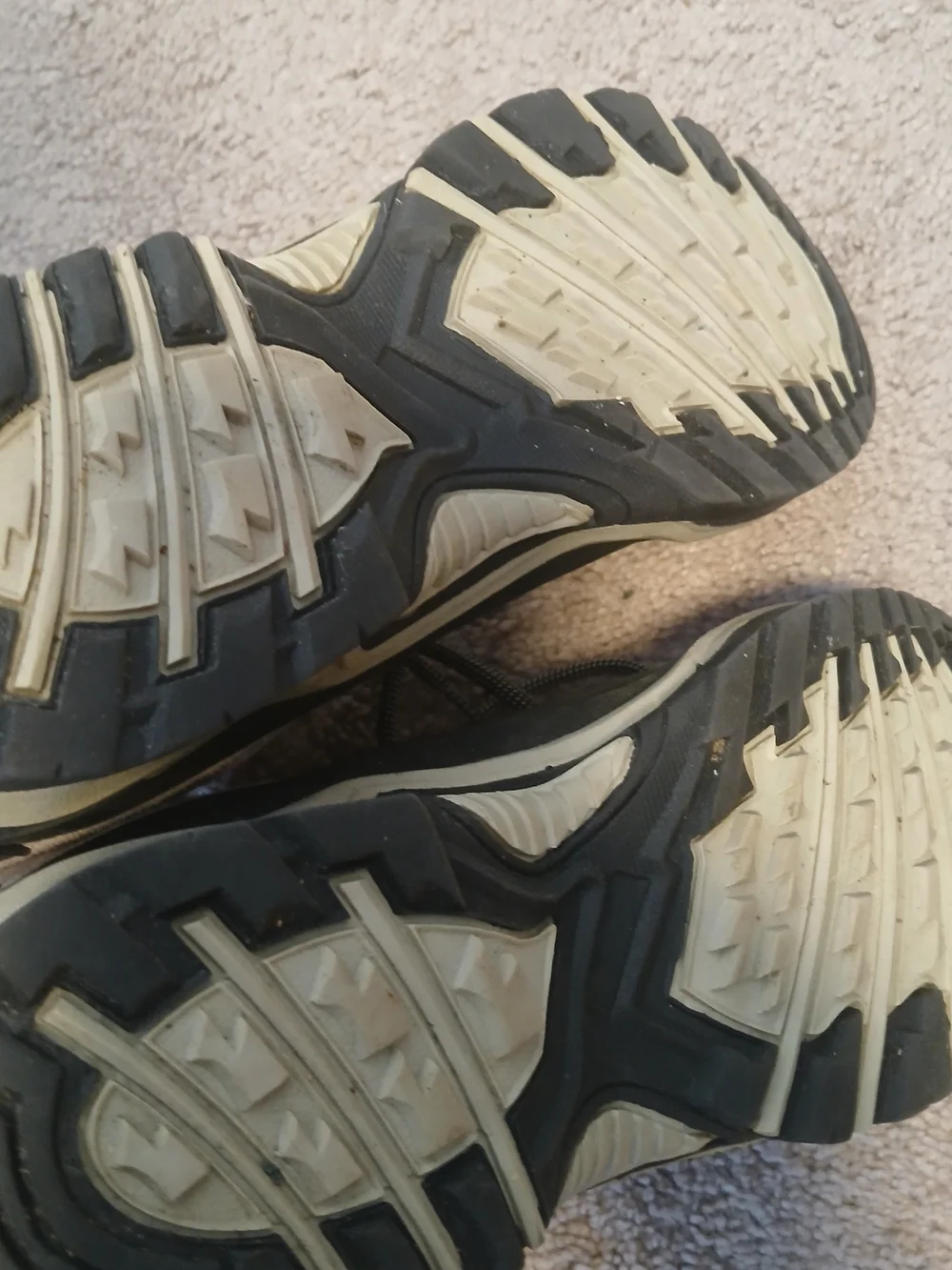 Polaris Thermolite hiking boots feature a gray suede upper with a blk rubber Sol